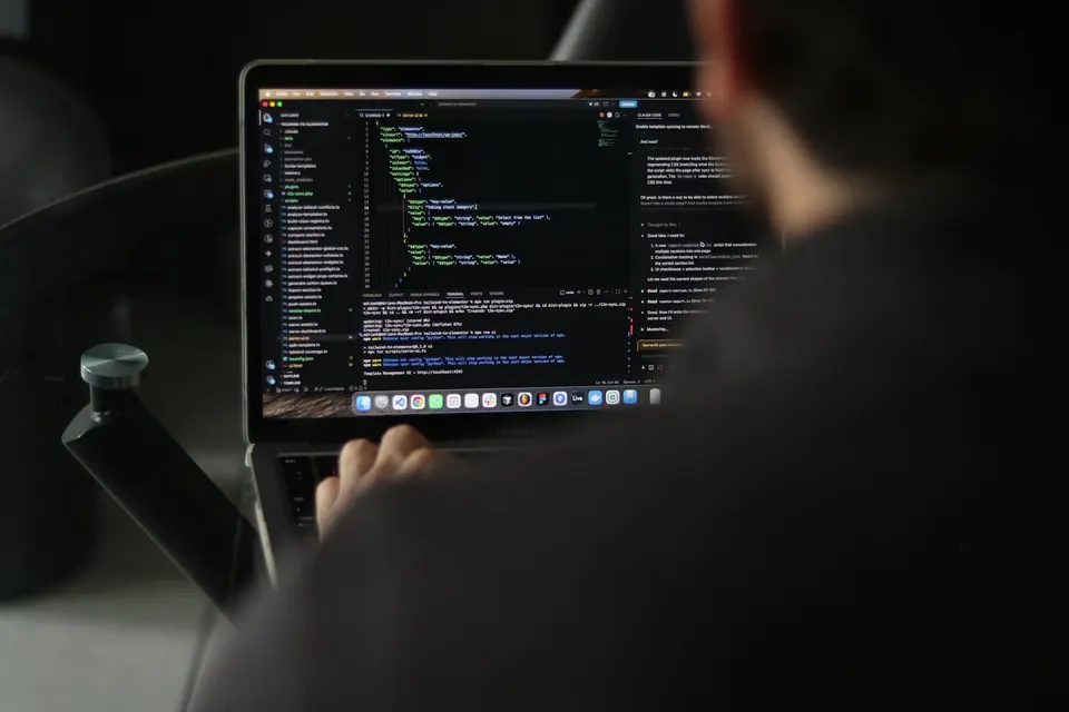 Profissional desenvolvendo um site em um computador