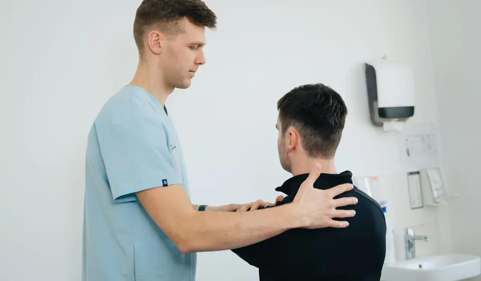 Fisioterapeuta atendendo um paciente em uma clínica