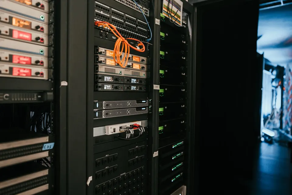 Equipamentos de rede e servidores em uma infraestrutura de TI